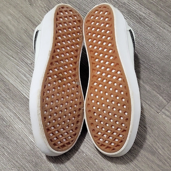 Vans White and Black Skate Sneakers - Picture 5 of 8